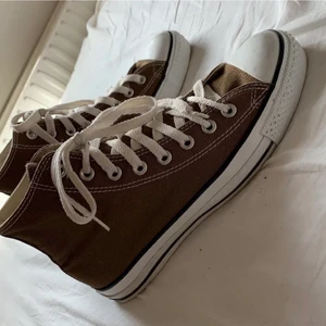Bruna converse  - Hej ! Säljer mina bruna trendiga converse då jag inte får ngn använing av de alls. De är som nya har andvänt dom fåtals ggr. Jag lägger upp annonser igen pg av för lång väntetid då jag vill ha sålt dom så snart som möjligt. Dom är köpta på zalando för cirka ett år sen. De är helt felfria och rena. Vid flera intressen gör jag budgivning annars kan man köpa direkt för 700.💛🥰 checka gärna in min profil om ni hittar något som ni gillar 🥰