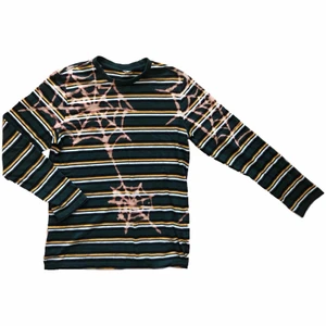 långärmad tröja - randig långärmad tröja i "herrstorlek" S. omgjord med blekningsmedel klorin. plaggets längd är ca 70 cm. 