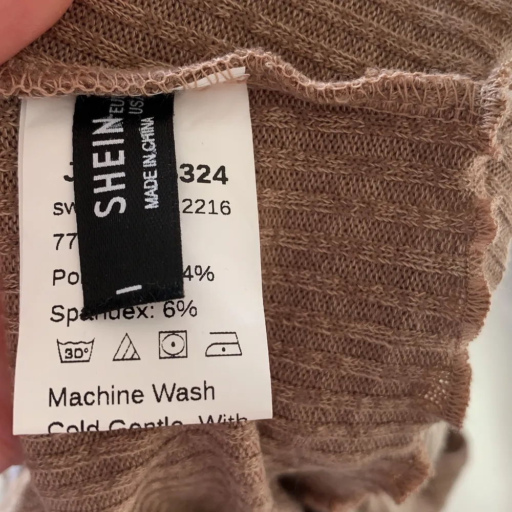 Säljer en helt oanvänd off shoulder tröja som är köpt ifrån shein då den är för liten för mig, tröjan är i storlek s men skulle säga att den är xs . Toppar.