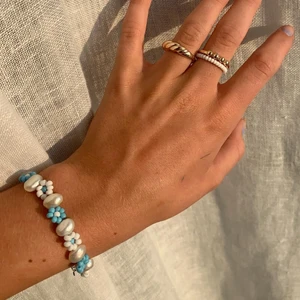 Armband  - Fina pärlarmband gjorda av både elastisk tråd och metall tråd! Även ringar gjorda av metall tråd. Färg och design går att önska:)💙 skriv privat för frågor! Frakt är 11kr oavsett hur många du köper🦋 olika pris på armbanden men ringarna kostar 10kr 2 ringar för 15kr
