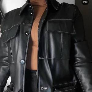 Gina tricot konstläder skinnbacka Medium - Säljer denna snygga konstläder skinnjackan från gina tricot i storlek M. Kommer med bältet som ni ser på bilden och är fortfarande i jätte bra skick. Köpte för 600kr men jag säljer den för 300 exkluderade frakten som köparen står för