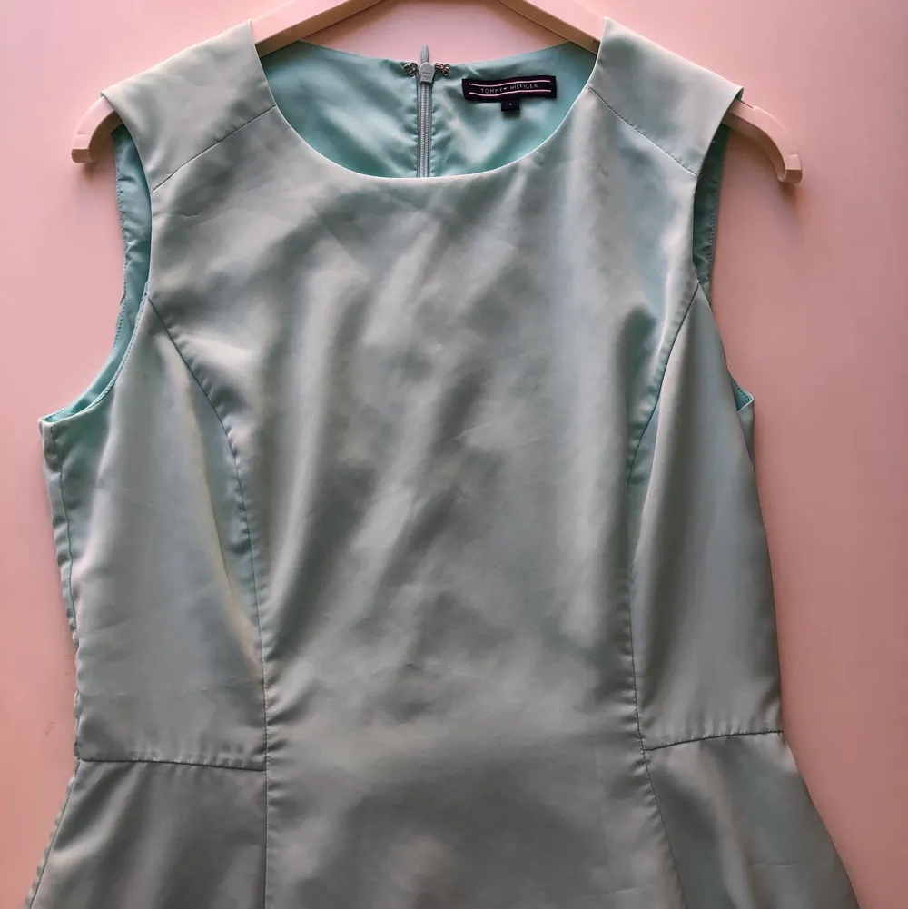 Mintgrön-turkos klänning från Tommy Hilfiger, endast använd en gång. Tunn och somrig. . Klänningar.