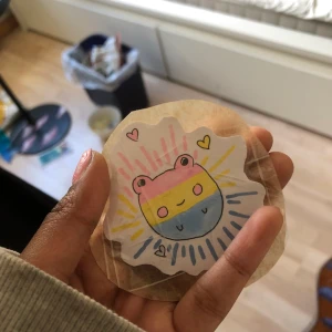 Stickers! - Säljer nu stickers handgjorda av mig! 1 för 10kr, 2 för 15, etc. Paketpris kan ordnas och du kan även beställa custom motiv och färger. Vid beställning av 5+ stickers är det gratis frakt! Hör av er ☺️