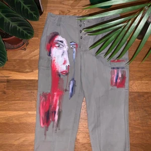 Målade byxor - Egen design, målade med textilfärg som håller i tvätt ❤️midgemått: 88 cm yttrebensmått: 102 cm innrebensmått: 73 cm❤️ För mer bilder, skicka ett meddelande!