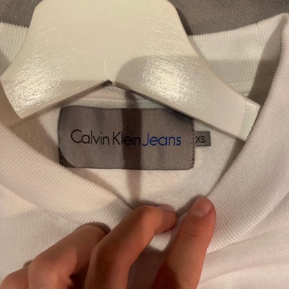 Bild 1: calvin Klein jeans tjocktröja vit, storlek XS. Köpte den ca. 1 år sedan. Inköpt för ca. 700kr Mitt pris: 350kr  (Går att diskutera priset) om tröjan ska skickas via post står du för frakten.. Tröjor & Koftor.