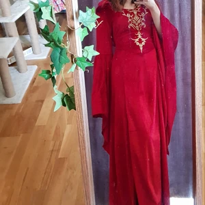 Magisk klänning strl S/M - Klänning i sammet med fantastiska ärmar. Passar perfekt för cosplay eller för att känna sig som ett sago-väsen. Köpt på Beyond retro.