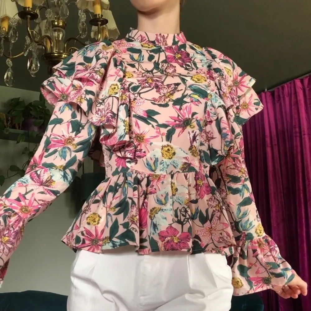 Min favoritblus som jag köpte för några år sedan men har vuxit ur :( så vårig/somrig 🌸💐 du står för frakt om vi inte möts upp inom eller i närheten av Härryda :). Blusar.