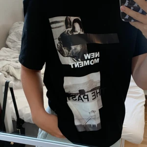 T-shirt med tryck - Säljer denna t-shirt som inte kom till användning, NYSKICK. Den är i storlek S, kostar 100 kr❤️