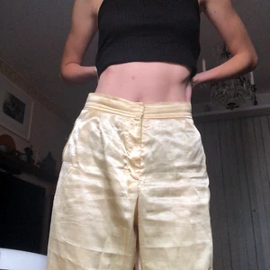 byxor, strl xs/s - så fina byxor jag sytt själv! De är skrynkliga men kommer stryka de innan jag säljer<3. Jag är 172cm men funkar för kortare å lite längre. pris kan diskuteras❤️. 150+frakt, kan också mötas i stlhm