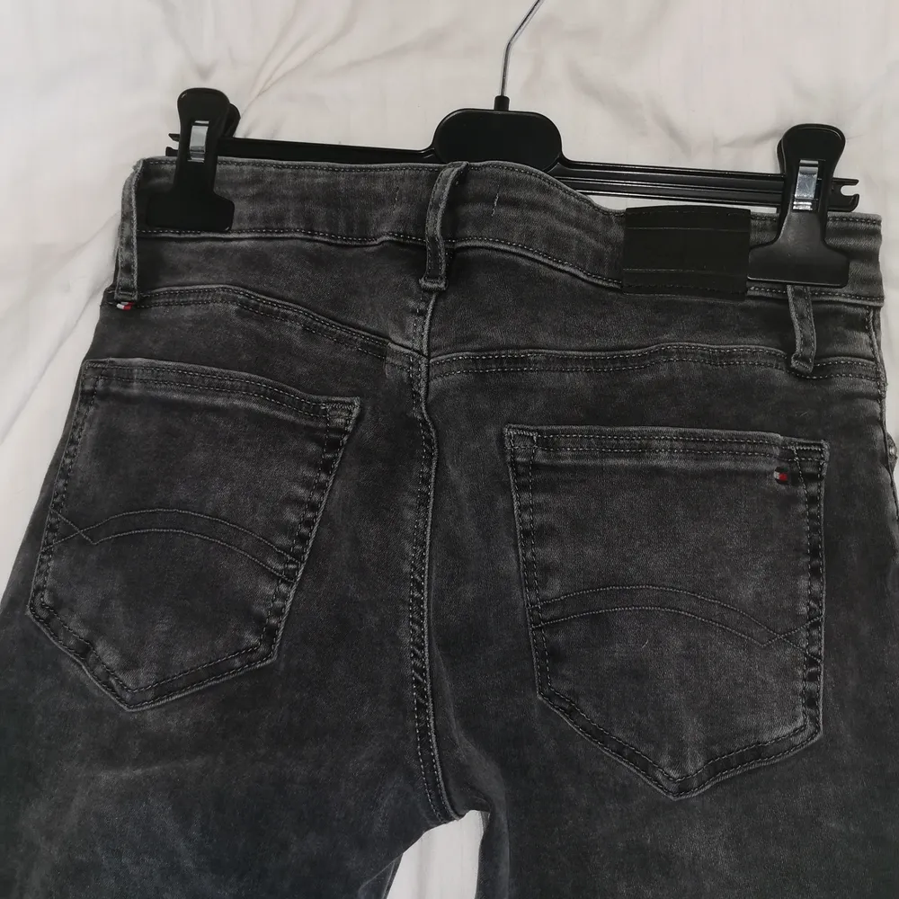 Tommy hilfiger jeans, oanvända, storlek 164, utsvängda nertill, köpte för 350kr och säljer för 250kr. Jeans & Byxor.