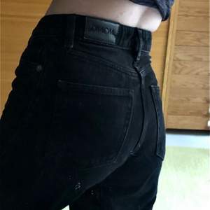 Svarta highwaist monki jeans! Ganska använda men i superbra skick! Skickar endast just nu pga corona (köparen betalar frakten).