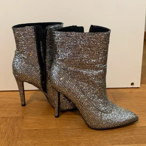 Star collection klackar strl 36❤️ - Stilette klackar från Star collection i strl 36 ❤️Väldigt fint skick , glittriga och det ramlar ej av glitter👍🏻