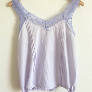 Fint lila linne med spets - Jättesött lila linne i spets, bara använd ett fåtal ggr!💕