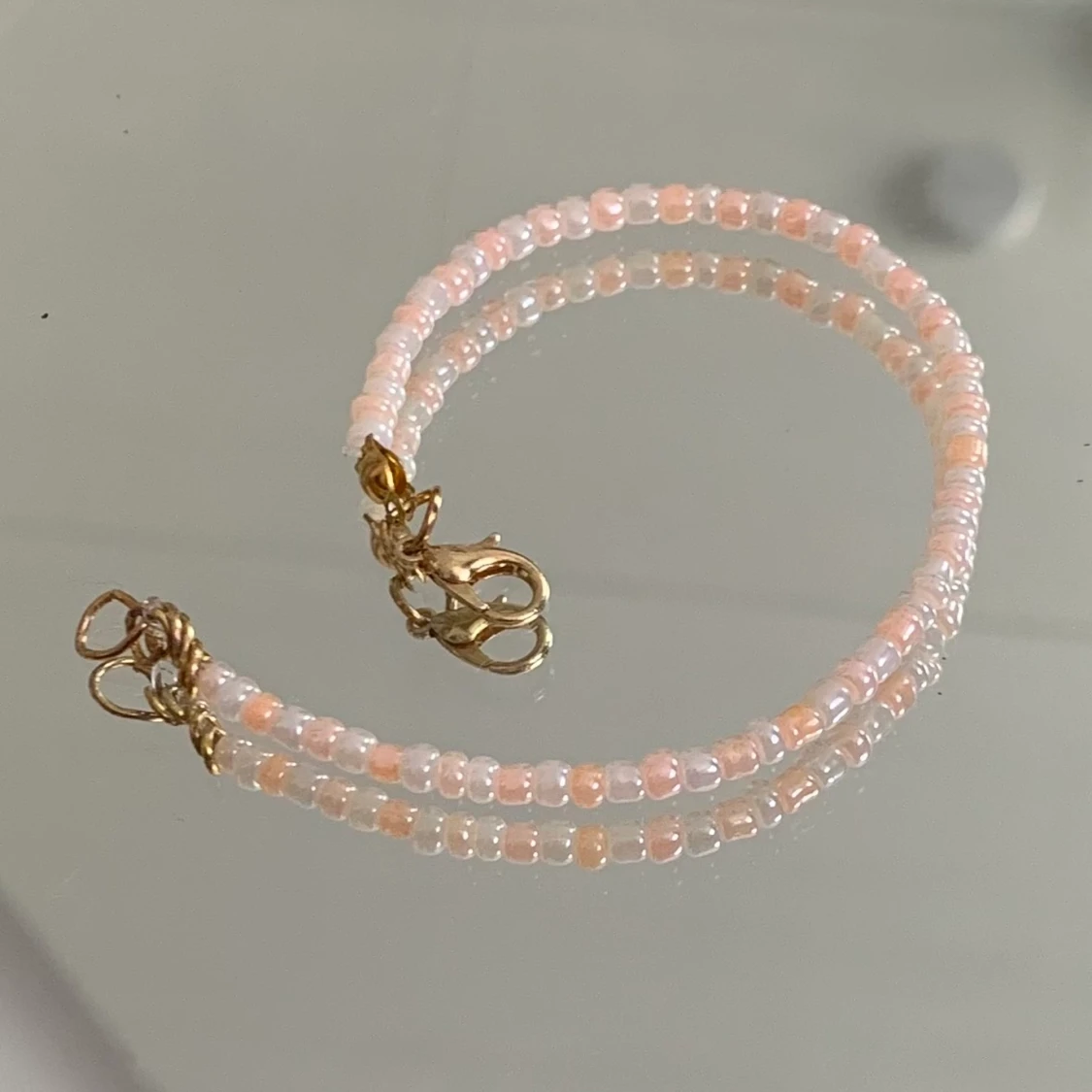 Armband färg:vit, aprikos - 90