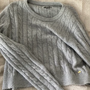 gullig grå tröja - superfin tröja från Kappahl. Använd men i bra skick. Bra i ärmarna men väldigt kort i längden på tröjan som man kan se💕💕