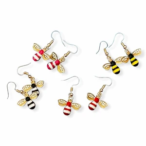 Handgjorda örhängen ❤️ - ”A busy bee, that’s me!” 🐝🐝                                                       55kr + fri frakt! 🇸🇪