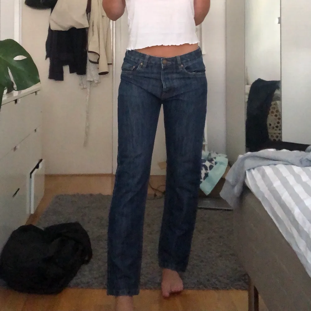 Säljer dessa jeans pga de är lite små och korta på mig som är ca 1,66. Modellen är rak och det är medel/låg midja. Gratis frakt !!. Jeans & Byxor.