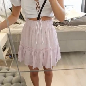 Rosa kjol - Söker denna kjol är i stort behov av den! Xs, S och M funkar men helst S❤️❤️❤️❤️ Den är från nakd men säljs inte längre! Om du har den hör av dig så diskuterar vi pris!