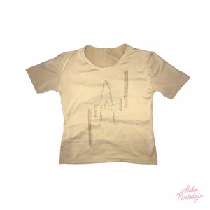 Superfin bedazzled t-shirt 🍼 - Sååå söt y2k bedazzled t-shirt. 