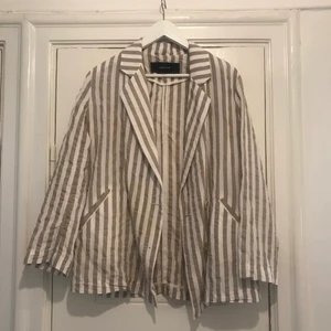 Randig kavaj  - Vit och beigerandig kavaj från zara. Lite oversize i passformen. Väldigt luftig och skön. 