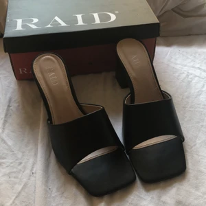 Sandaler med klack! - Använda endast en liten stund utomhus men var omöjligt för mig att ha dom då det är fel storlek för mig, så Så gott som nya! ☺️ Storlek 39, svart färg! Klackens längd ser ni på sista bilden (i cm och inches) 