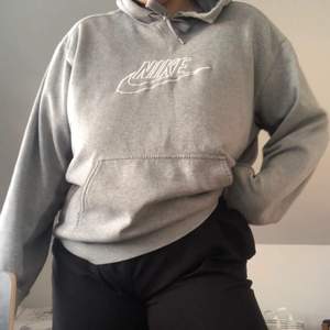 nike hoodie med broderat Nike-märke, köpt secondhand men fortfarande i gott skick! 🤍