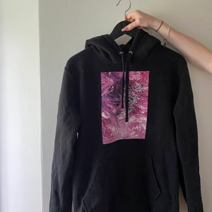 Thecoolelephant  - En thecoolepephnat hoodie med motivet flower girl,det är en M men skulle säga att den är ganska liten i storleken.