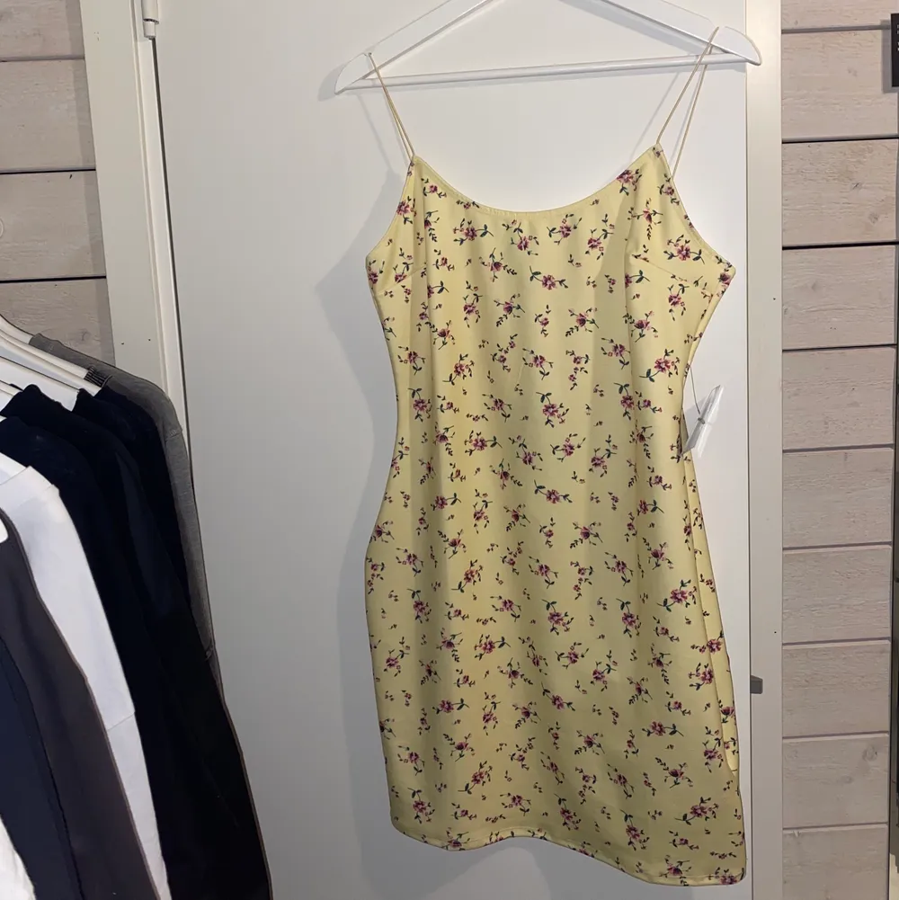 Säljer en helt onanvänd klänning från NLY i strl L. Nypris 299kr🥰. Klänningar.