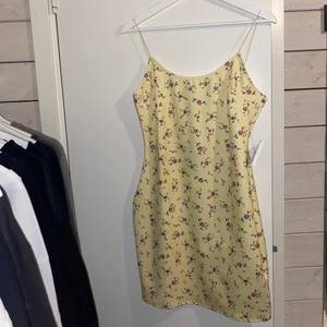 Klänning från Nelly.com - Säljer en helt onanvänd klänning från NLY i strl L. Nypris 299kr🥰