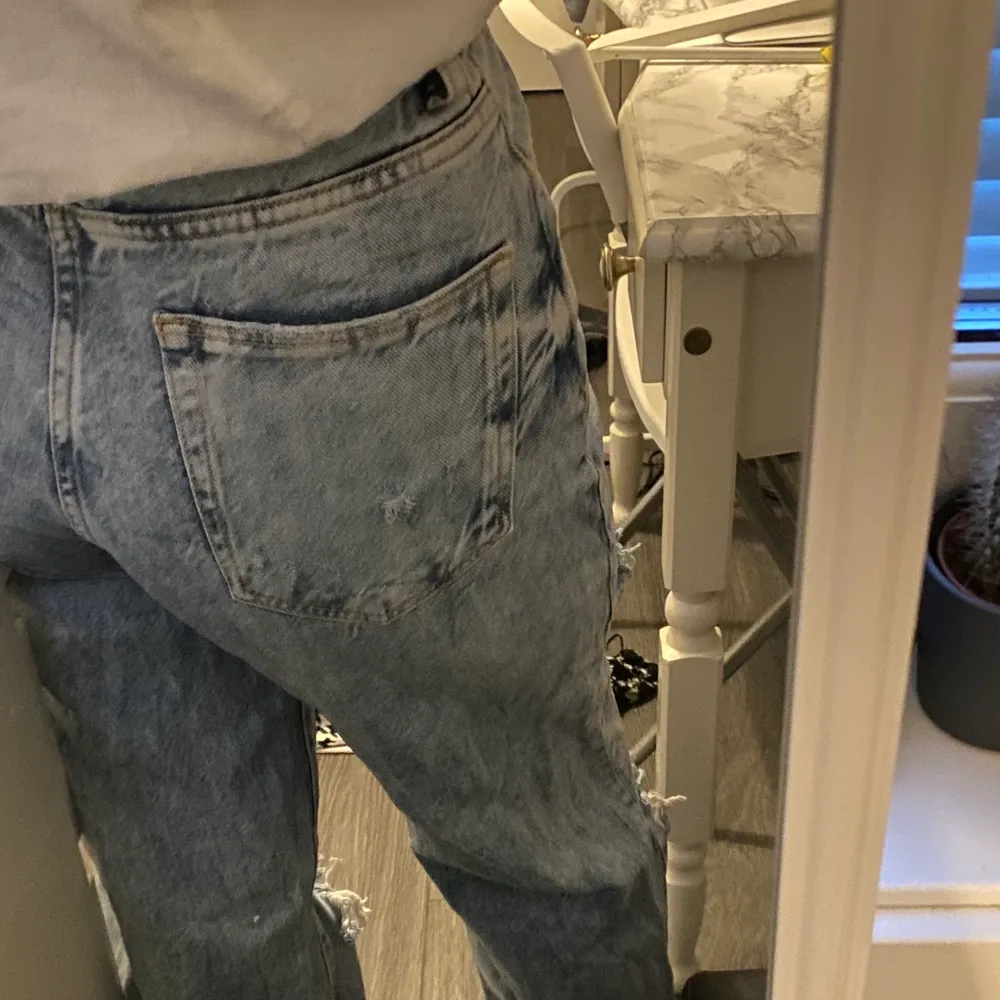 säljer dessa supersnygga jeans från bershka som inte riktigt passar mig längre, för referens är jag 163 och byxorna var lite väääl långa så de är lite klippta nere men inget som ser dåligt ut alls 💕. Jeans & Byxor.