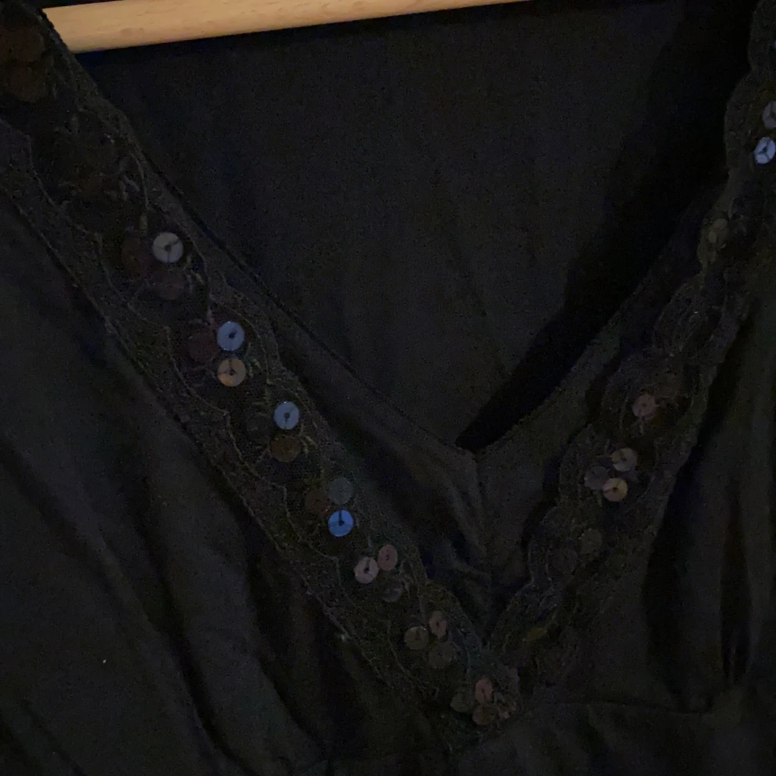 Svart v-ringad top - 90