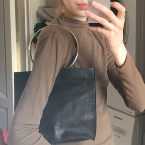 Läderväska  - Snygg stilren läderhandväska från weekday, använd typ 1 gång o köpt för ca 600kr 💼 