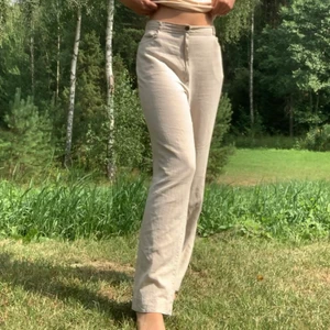 Linneliknande byxor - Säljer ett par jättefina byxor som nyligen är köpta på second hand!💕 Jag har sytt in dem så de passar mig som oftast har 36 i byxor, de har dessutom en ganska baggy fit. Skulle tro att de är gjorda i Linne, möjligvis en bomull/linne blandning. Köparen står för frakt!        Högsta bud: 100kr + frakt