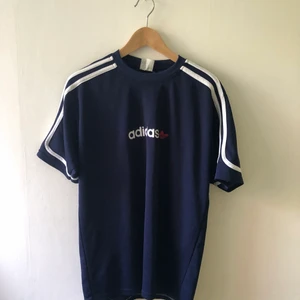 Adidaströja - Vintage träningströja från adidas som jag köpt second hand, köpare står för frakt!