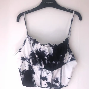 Tie dye topp - Säljer en helt ny tie dye topp från shein. Den är i storlek M men sitter som S! Köpare står för frakt🤍🖤