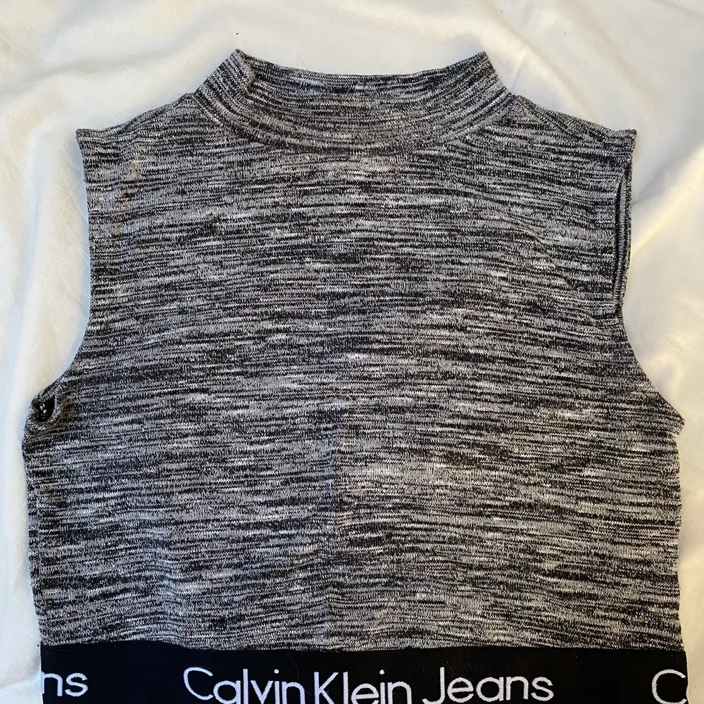 Snygg Calvin Klein topp i storlek S, sitter lagom tajt med jätteskönt material som går att använda till allt. Säljes då den inte kommer till användning längre 🤍. Toppar.