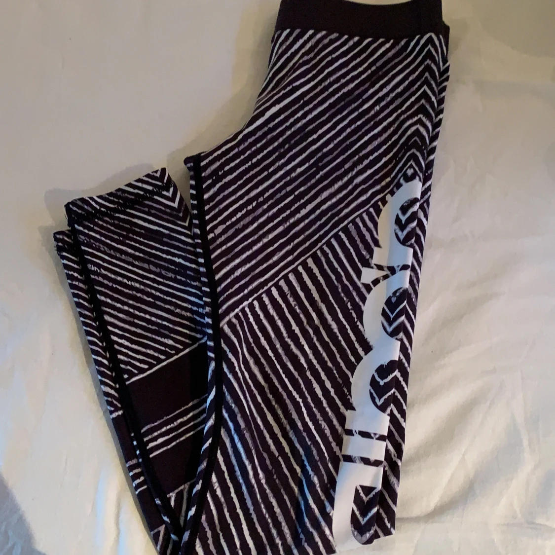 Svartvit randiga Aimn träningstights 