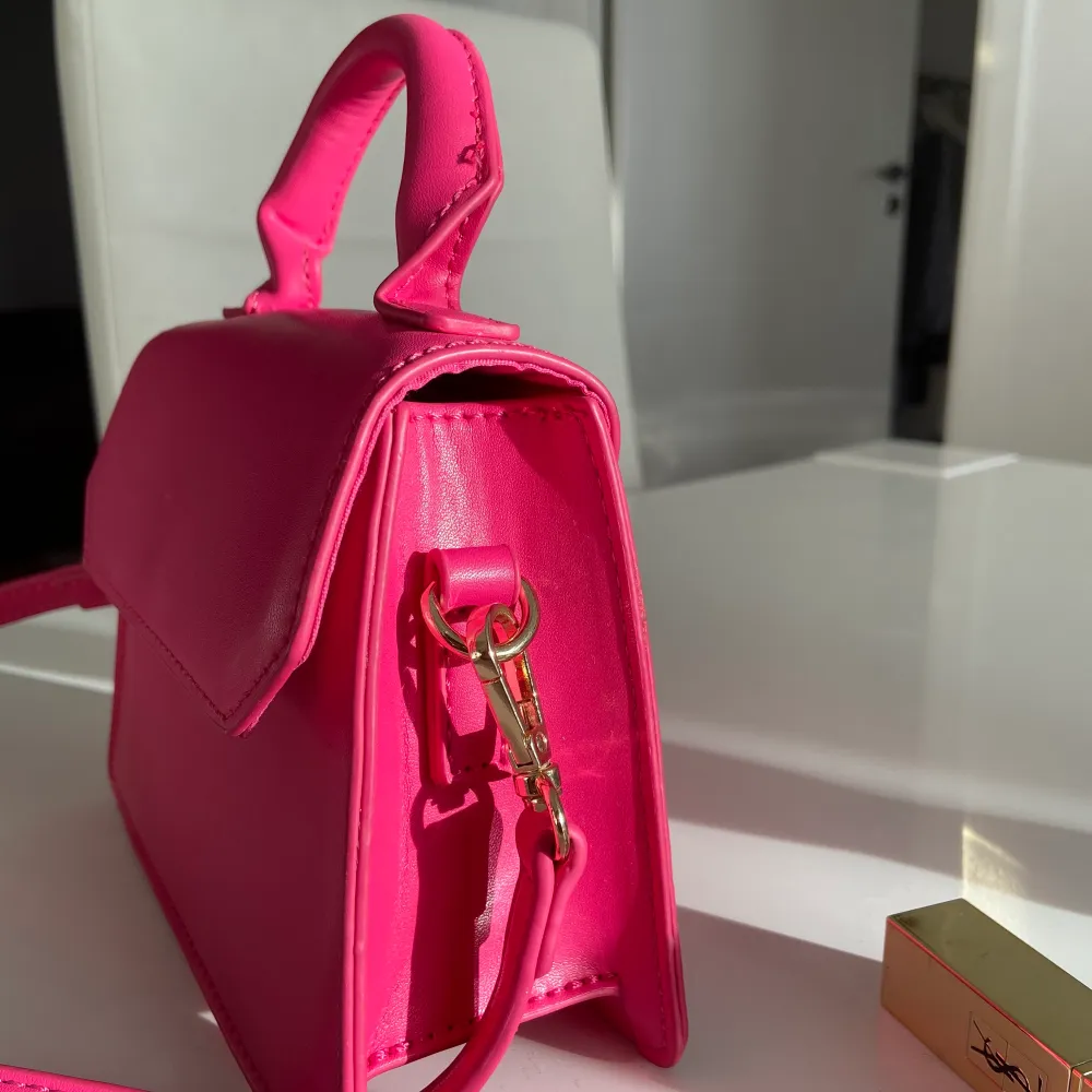 Bestämt mig för att sälja min nästan alldeles nya rosa väska från Gina. Nypris ligger på 279, men finns inte tillgänglig i affär längre då den blev slutsåld väldigt fort. Säljer den för 150kr! Mycket fin nu till sommaren!!🌸 Axelband tillkommer även!. Väskor.