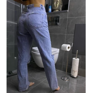 Vintage jeans - Vintage jeans med egen gjort slit!! Storlek 34 men skulle säg att de passar små 36:or oxå !! Super fräscha till sommaren!! Kund står för frakt 