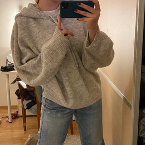 Grå stickad hoodie från &stories - Andvänd fåtal gånger, köpt för 790kr, frakt tillkommer 💕