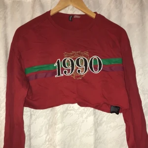 Röd magtröja med tryck  - Säljer en röd magtröja i storleken S, passar M också! Den är av tunt material och skulle sitta jättebra med ett par high waisted shorts! Jättebra till sommaren! Kan mötas upp i Stockholm och Norrtälje! 