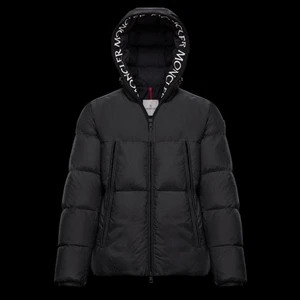 Moncler Jacka - Intressekoll på min moncler jacka, den är köpt begagnad och förra ägaren hade tyvärr inget äktahets bevis. Köpte jackan för 7000kr och den är sparsamt använd. Vid frågor eller privata bilder på jackan, skriv privat. Yttersta dragkedjan är lite trasig men inget som inte går att fixa💕