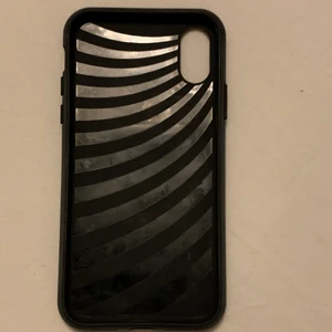 Mobilskal till iphone xs  - Mobilskal till iphone xs med fack på baksidan med plats för två kort. Fint skick. 20kr. Köparen står för frakten:) 