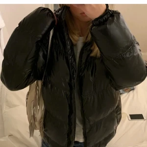 Snygg vinterjacka  - Skitsnygg trendig vinyljacka. Jag säljer den då jag har en annan. Buda i kommentarerna, säljer bara för ett bra pris
