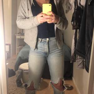 Superfina jeans från Gina tricot mid Rise. Köpta för ca ett halv år sen men är i väldigt bra skick. Storlek 34. Skriv för fler bilder💕 