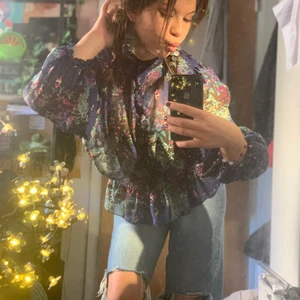 Blommig blus - Super lätt, bohemisk och söt blus. Tycker om den super mycket men har knappt använt den. Den förtjänar en ägare som använder den ofta! Passar till S/M