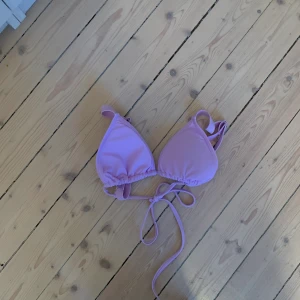 Lila bikini överdel - Säljer denna super söta bikini överdelen för endast 35kr den var tyvär lite för liten för mig så den är helt oanvänd ändast testat 1 gång💓 den är i stolek XS/S
