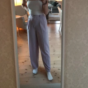 Lila Kostymbyxor  - Äääälskar dom här byxorna men är tyvär för dålig för att styla upp dom. Dom är breda där nere men sitter bra vid höfterna och rumpan. Jätte fin lila färg och dom är enbart andvända 1 gång. 