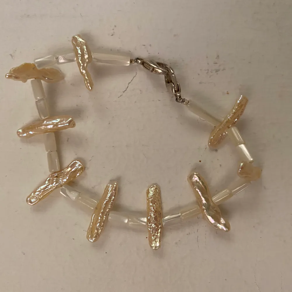 Säljer ett helt nytt armband från Desert Design som aldrig är använt! Äkta pärlemor. Har en annan annons där jag säljer ett matchande halsband så om ni är intresserade kan ni köpa båda om ni vill :) perfekt till stranden och andra platser! Hör av er vid frågor eller funderingar! Köparen står för frakt . Accessoarer.