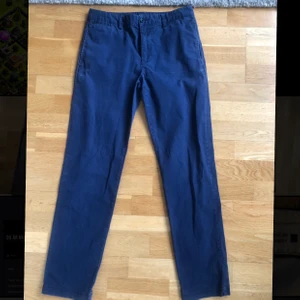 Vintage Polo Chinos - Mörkblå vintage chinos från Ralph Lauren Polo, teenage size 16 men stor i storleken. Hyfsat bra skick med vanlig wear and tear. Pris exkl frakt, kan mötas upp på Söder, Stockholm. Om många intresserade bud i kommentarerna. Kan gå ner i pris vid snabb affär.